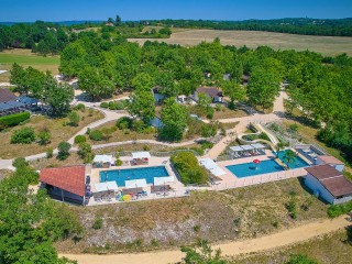 vakantiepark+15s1+village+des+cigales+mauroux+frankrijk+dordogne+lot+luxe+vakantiehuis+zwembad+restaurant