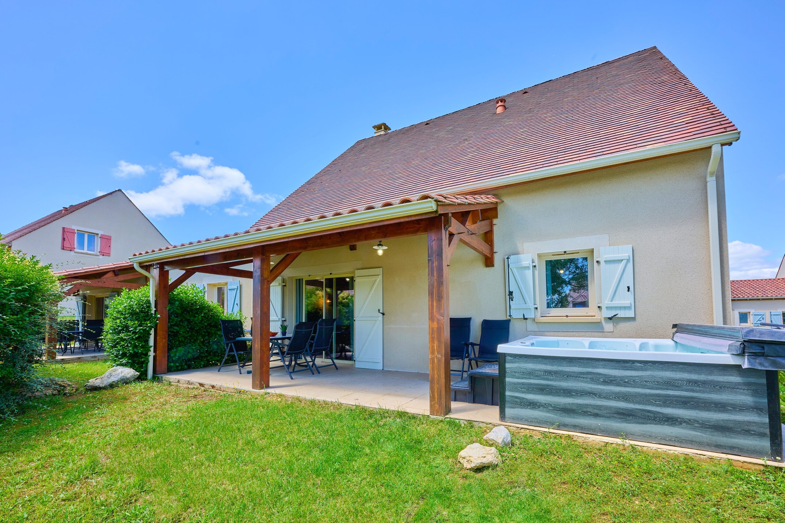 Domaine de Lanzac 37 2 Frankrijk spa jacuzzi Dordogne vakantiepark luxe vakantiehuizen zwembad